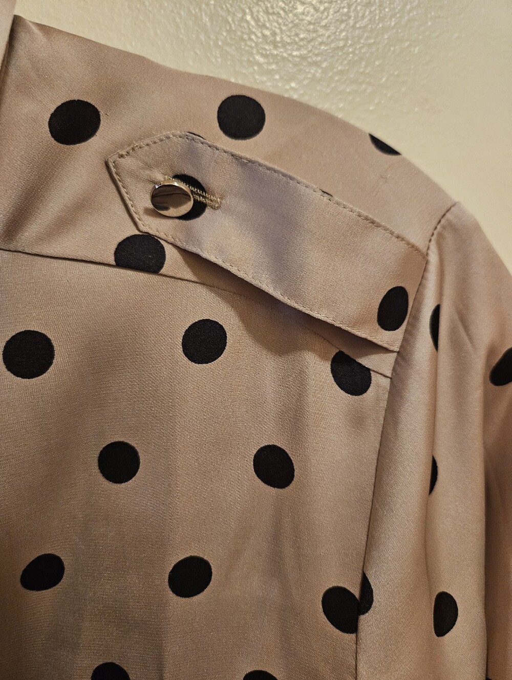 White House Black Market Beige/Tan & Black Polka Dot Lovely Ruffle Blouse, Sz 8 - Picture 14 of 16